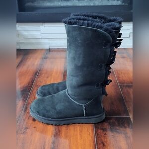 UGG Bailey Bow II Black Sheepskin Boots Womens Size 8 EU 39 Triple Bow Fur Lined